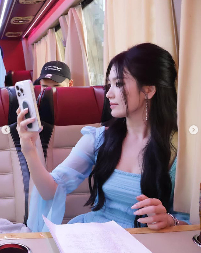 배우 송혜교가 넷플릭스 시리즈 ‘다 이루어질지니’ 특별출연 비하인드 컷을 공개했다. 두바이 촬영 현장에서 여신 같은 자태로 눈길을 끌었다. 송혜교 인스타그램