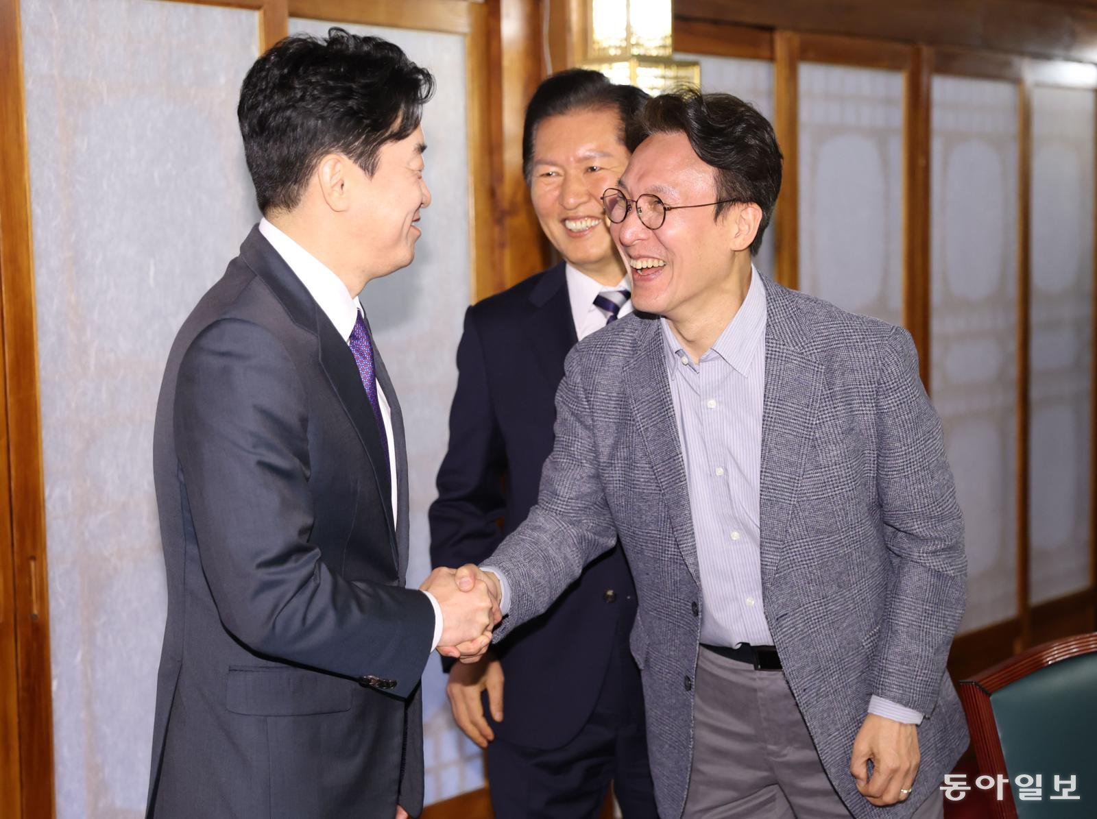 김민석 국무총리와 강훈식 대통령 비서실장이 12일 서울 종로구 삼청동 국무총리 서울공관에서 열린 제4차 고위당정협의회에 앞서 인사를 나누고 있다. 박형기 기자 oneshot@donga.com