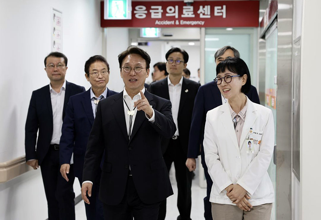 김민석 국무총리가 지난 10일 경주 동국대 경주병원에서 2025 APEC 정상회의 응급의료센터 시설을 점검하고 있다. (총리실 제공, 재판매 및 DB 금지) 2025.10.10/뉴스1