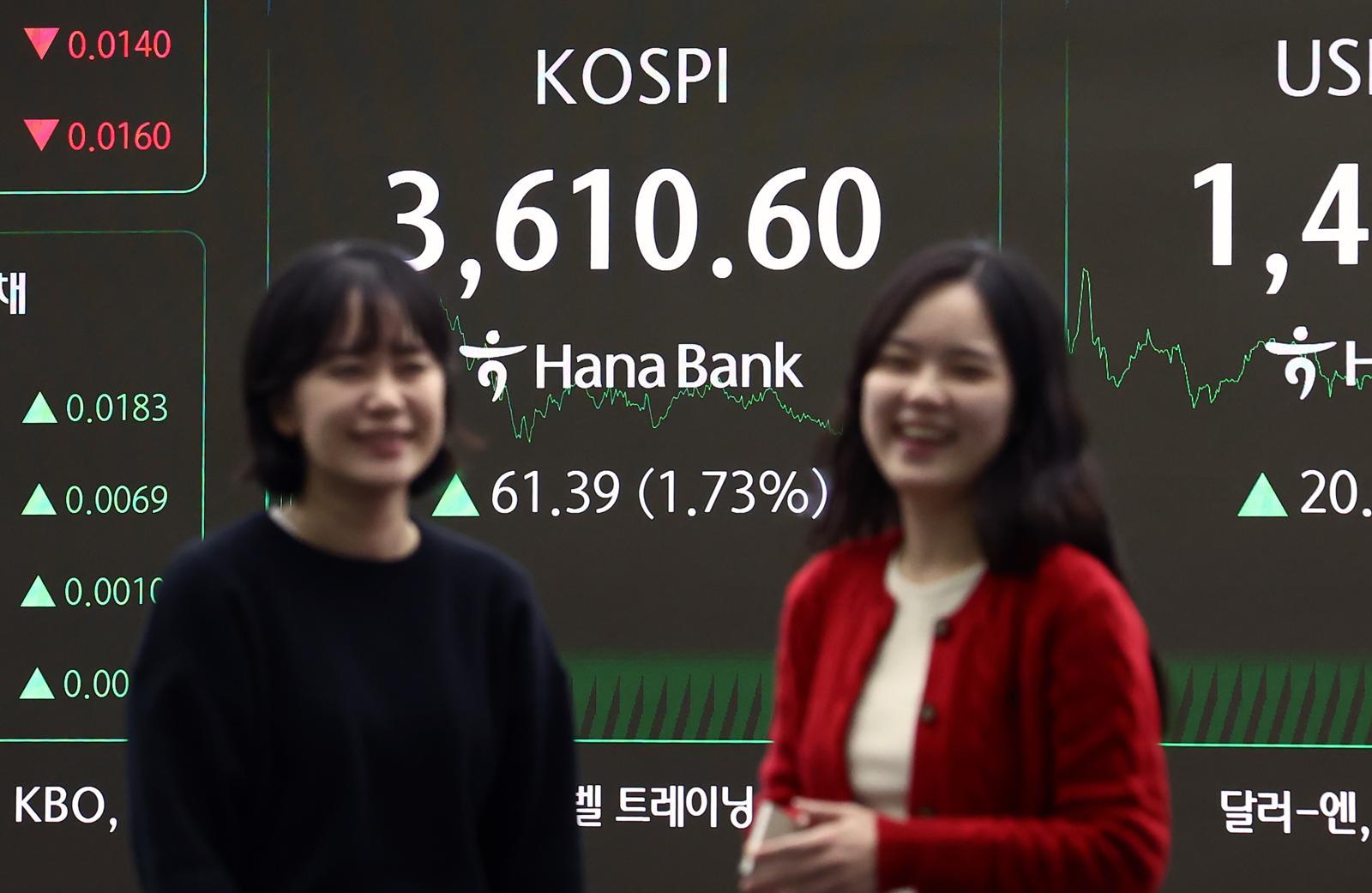 코스피가 사상 처음으로 3610선으로 상승 마감한 10일 오후 서울 중구 하나은행 딜링룸에서 딜러들이 업무를 보고 있다.  뉴스1