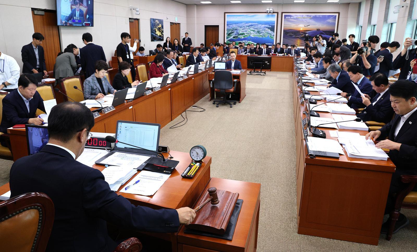 맹성규 국회 국토교통위원회 위원장이 지난달 25일 서울 여의도 국회에서 열린 국토교통위원회 전체회의에서 의사봉을 두드리고 있다. 2025.9.25/뉴스1