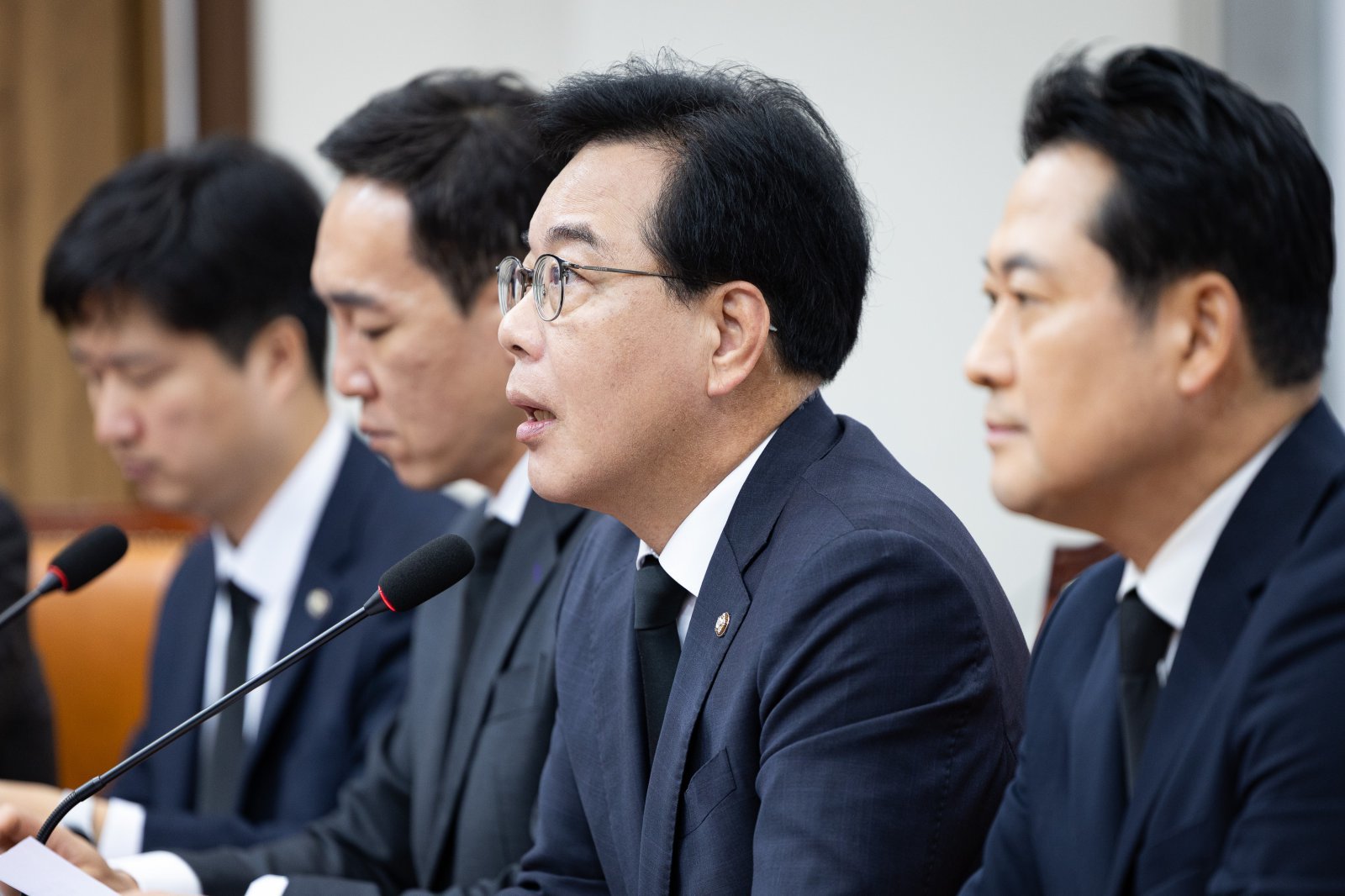 송언석 국민의힘 원내대표가 13일 서울 여의도 국회에서 열린 최고위원회의에서 모두 발언을 하고 있다. News1