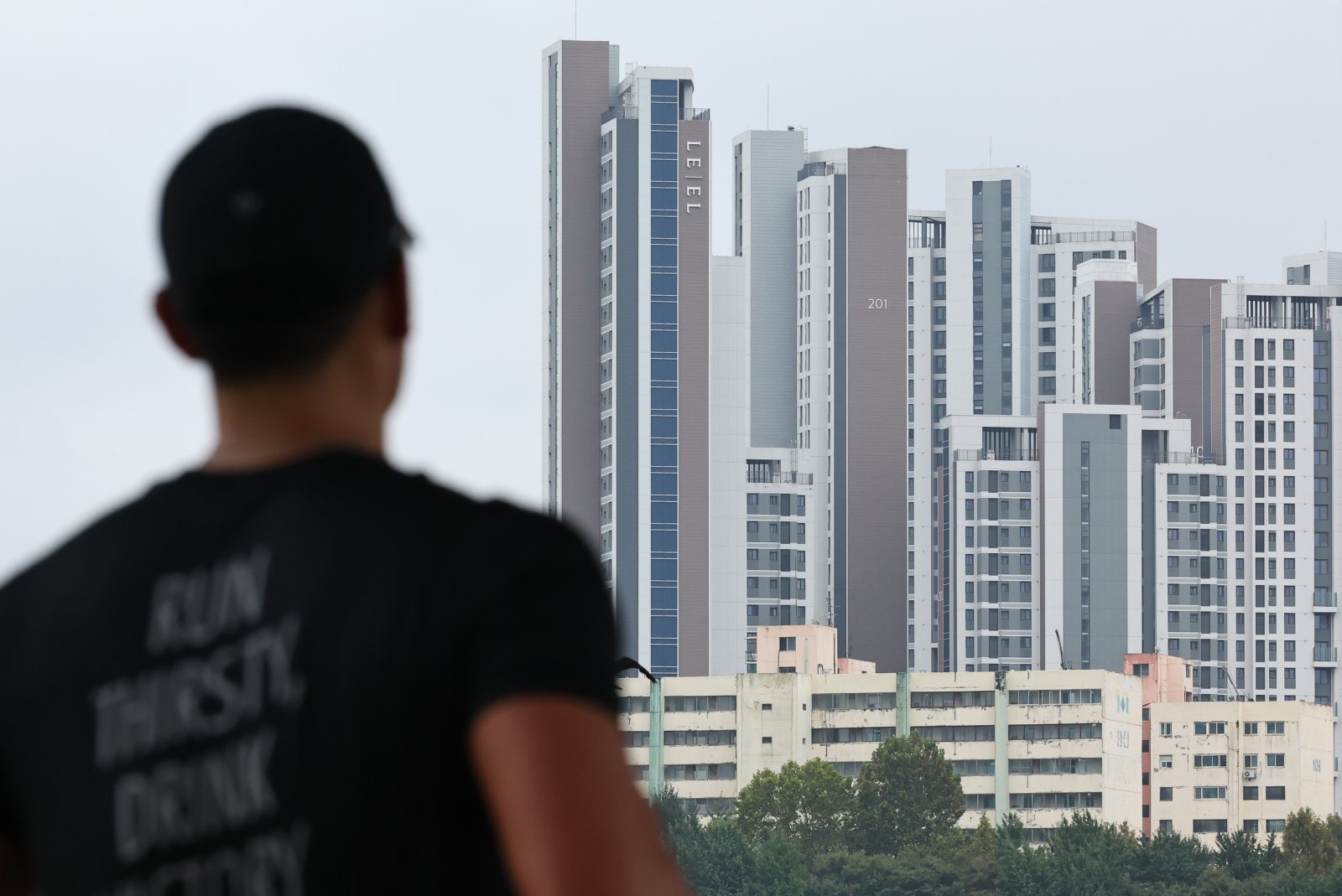 10일 기획재정부와 국토교통부 등에 따르면 정부는 이르면 다음 주 규제지역 확대와 대출규제 강화 등의 내용을 담은 부동산 안정 대책을 내놓는 방안을 고려하고 있는 것으로 알려졌다.    정부가 9·7 부동산 대책을 내놓은지 한 달여 만에 추가 대책으로 우선 규제지역 확대를 검토하고 있는 것으로 알려졌다. 규제 지역으로 지정되면 주택담보인정비율(LTV)이 40%로 제한, 분양권 전매제한, 청약조건 강화, 다주택자 취득세·양도소득세 강화 등의 각종 규제도 적용된다. 이어 총부채원리금상환비율(DSR) 한도를 현행 40%에서 35%로 낮추는 방안과 주택담보대출 한도를 현재 6억원에서 4억원으로 낮추거나 주택담보인정비율(LTV)을 일부 지역에서 0%로 제한하는 방안도 거론되고 있다.   사진은 이날 서울 서초구 아파트 단지의 모습. 2025.10.10 뉴시스