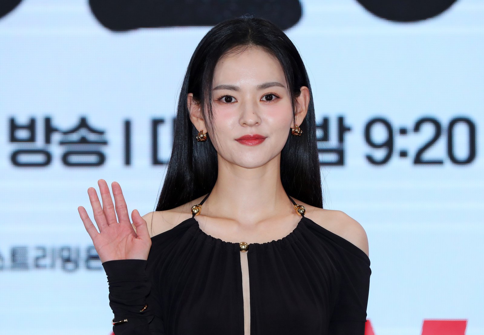 배우 김윤혜가 10일 오후 서울 영등포구 콘래드호텔에서 열린 tvN 새 토일드라마 ‘정년이’(극본 최효비, 연출 정지인) 제작발표회에서 포즈를 취하고 있다.  ‘정년이’는 1950년대 한국전쟁 후 최고의 국극 배우에 도전하는 ‘타고난 소리 천재’ 정년이를 둘러싼 경쟁과 연대, 그리고 찬란한 성장기를 그리는 드라마. ‘여성 국극’이라는 신선한 소재로 눈길을 끈다. 오는 12일 오후 9시 20분 첫 방송. 2024.10.10 뉴시스