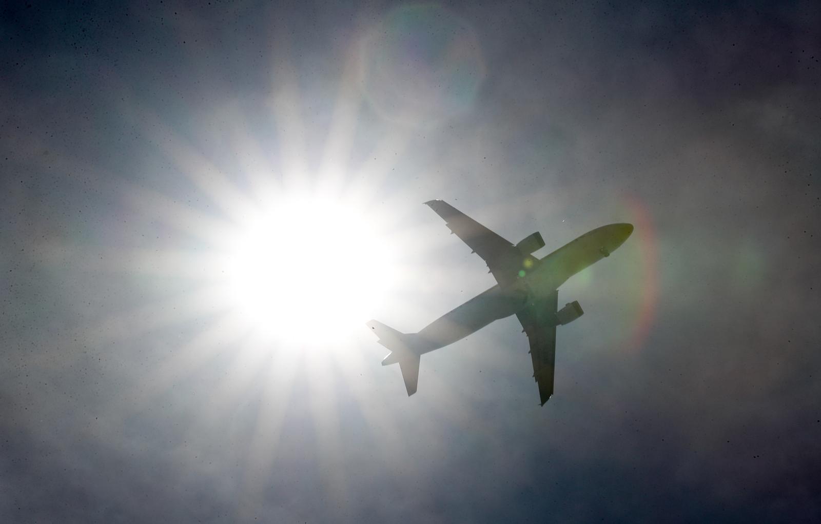 강풍특보가 발효된 2일 오전 제주국제공항으로 향하던 항공기가 강한 바람을 이기지 못하고 기장의 판단에 따라 다시 이륙을 시도하는 고어라운드(Go-Around)를 하고 있다.  기상청은 이날 제주 북부에는 초속 20m 이상, 한라산 등 산지에는 초속 25m가 넘는 태풍급 바람이 불 것으로 예보했다. 2024.07.02. 제주=뉴시스