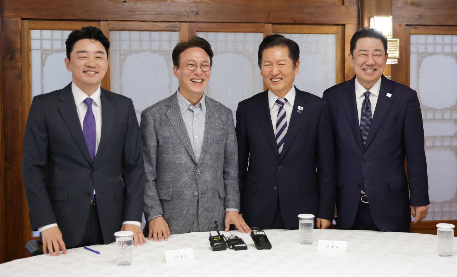 [서울=뉴시스] 강훈식(왼쪽부터) 대통령비서실장, 김민석 국무총리, 정청래 더불어민주당 대표, 김병기 더불어민주당 원내대표가 12일 오후 서울 종로구 국무총리공관에서 열린 고위당정협의회에 참석해 기념 촬영하고 있다. (공동취재) 2025.10.12.