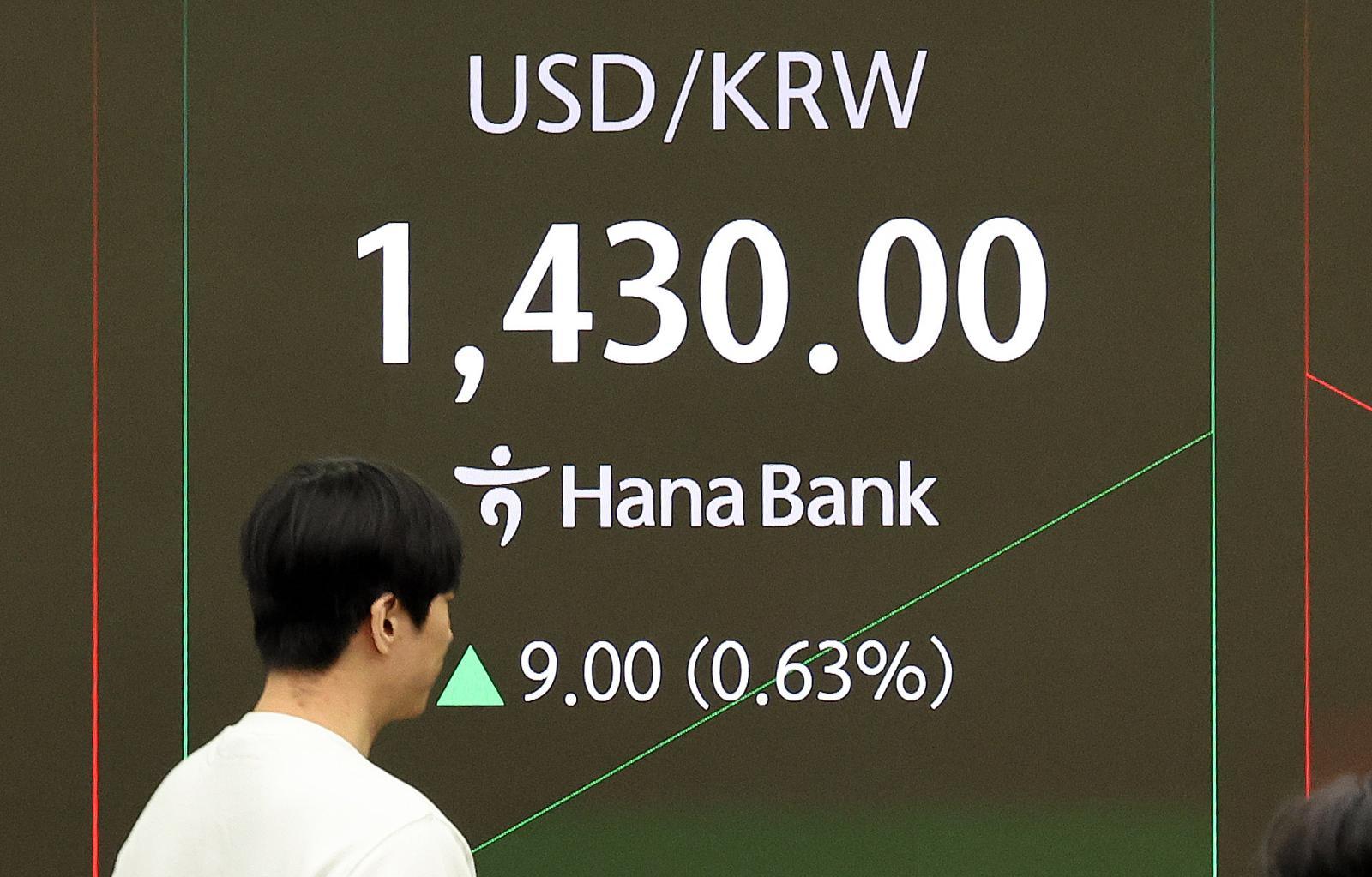 13일 오전 서울 중구 하나은행 딜링룸 전광판에 개장 시황이 나오고 있다. 이날 서울외환시장에서 달러·원 환율은 전일보다 9.0원 오른 1430.0원에 장을 시작했다. 2025.10.13/뉴스1