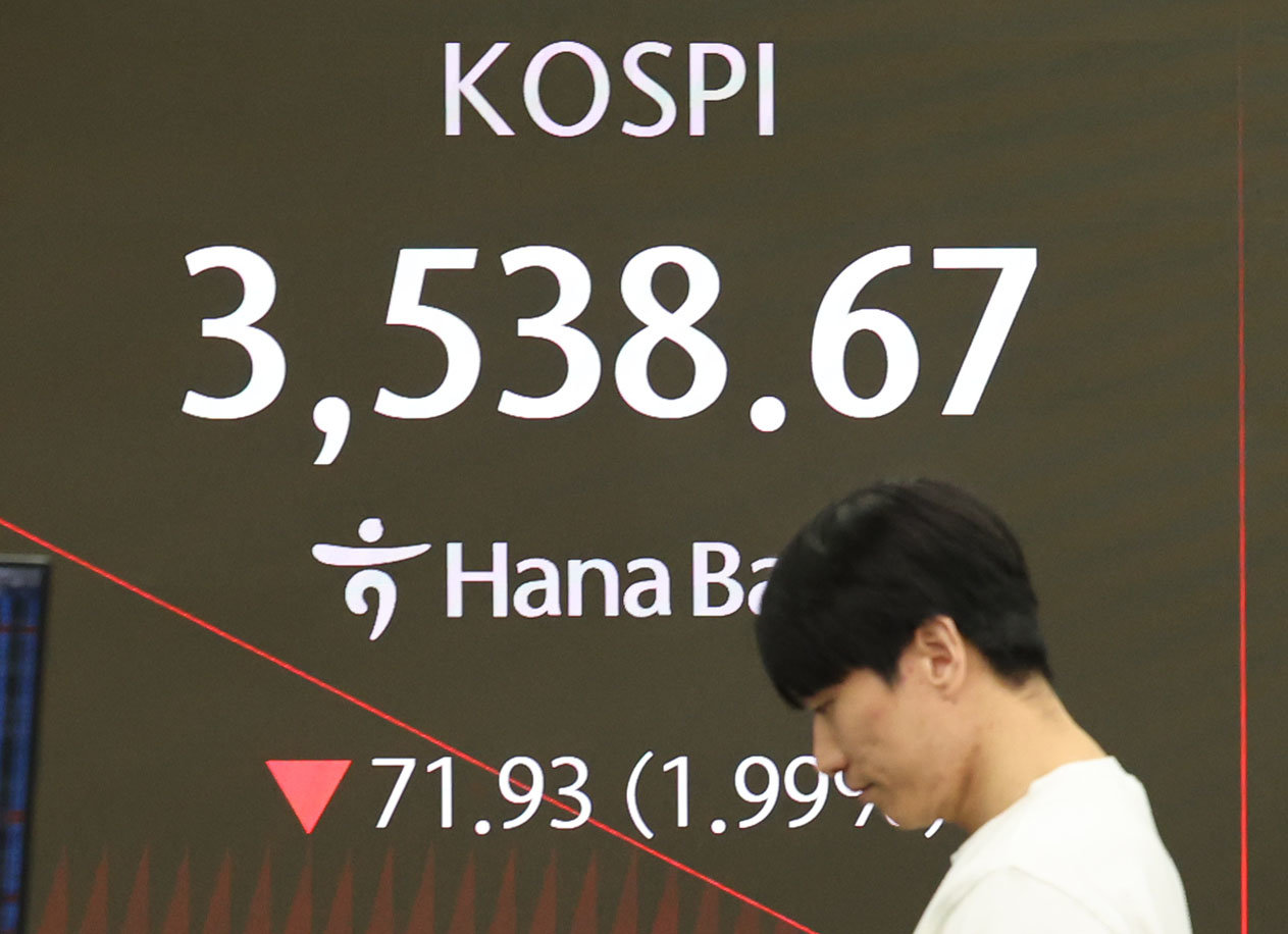 13일 오전 서울 중구 하나은행 딜링룸에서 딜러들이 업무를 보고 있다. 코스피가 전 거래일 대비 60.52포인트(1.68%) 내린 3550.08에 출발했다. 원달러 환율은 9.0원 오른 1430.0원으로, 코스닥지수는 13.73포인트(1.60%) 하락한 845.76에 거래를 시작했다. 2025.10.13. [서울=뉴시스] 권
