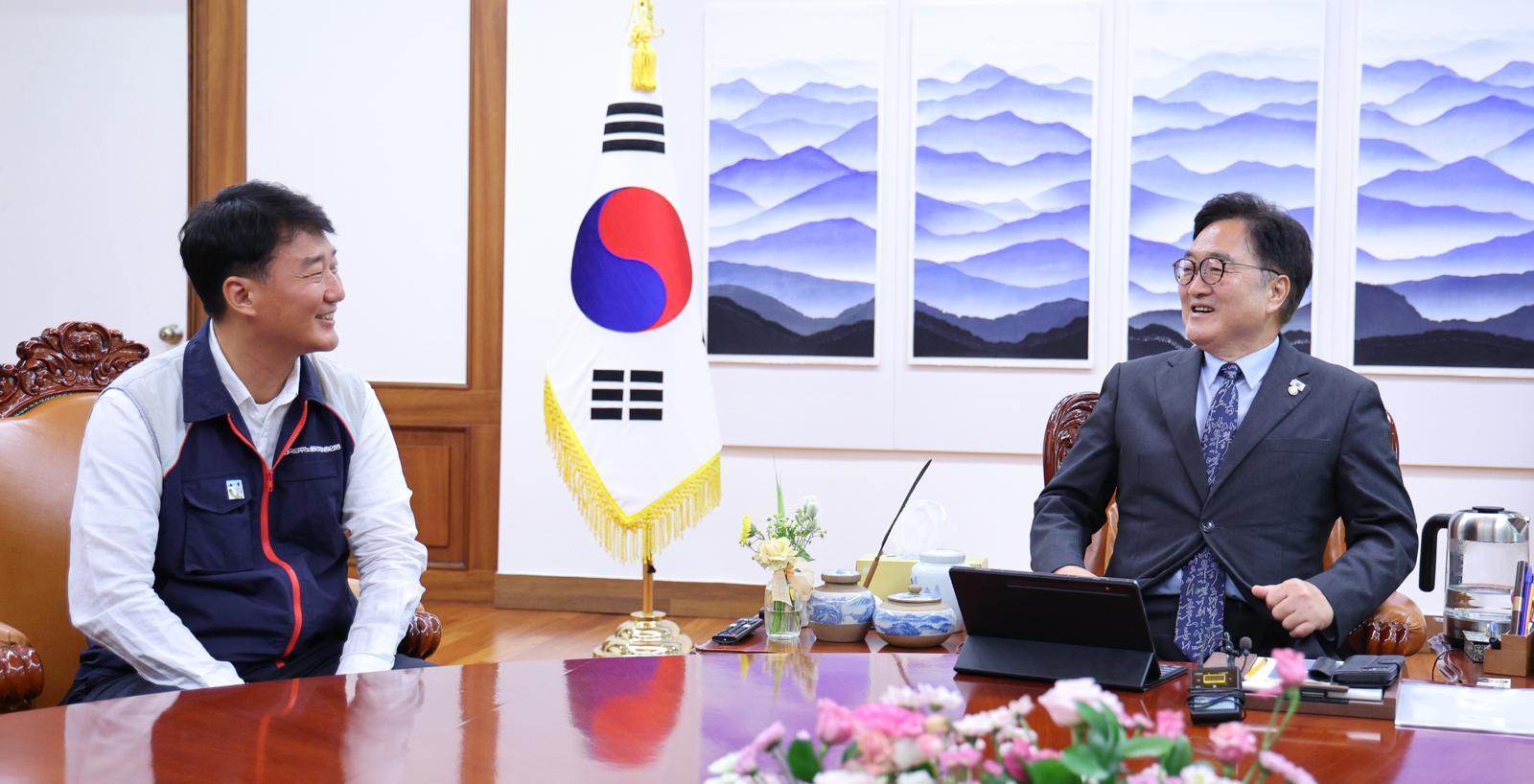 우원식 국회의장(오른쪽)이 지난 9월 12일 오후 서울 여의도 국회 의장실에서 양경수 민주노총 위원장을 접견하고 있다. 2025.9.12/뉴스1 ⓒ News1