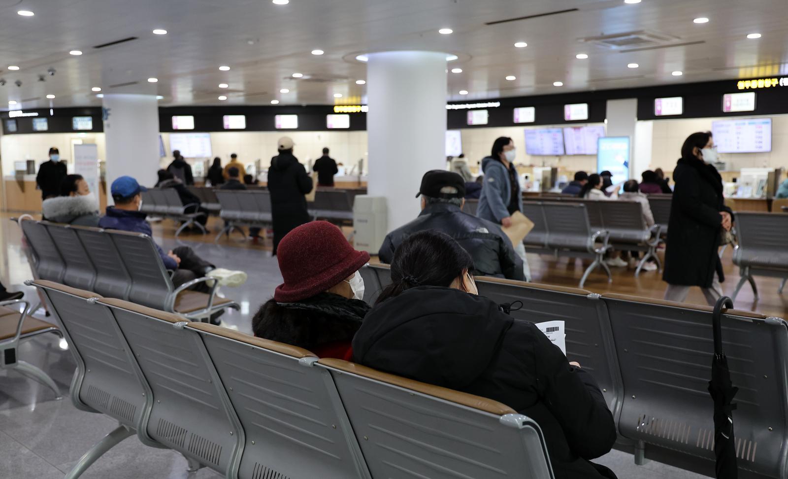 서울 시내 한 대학병원에서 환자들이 수납창구에서 대기하고 있다. (사진은 기사 내용과 무관함) / 뉴스1