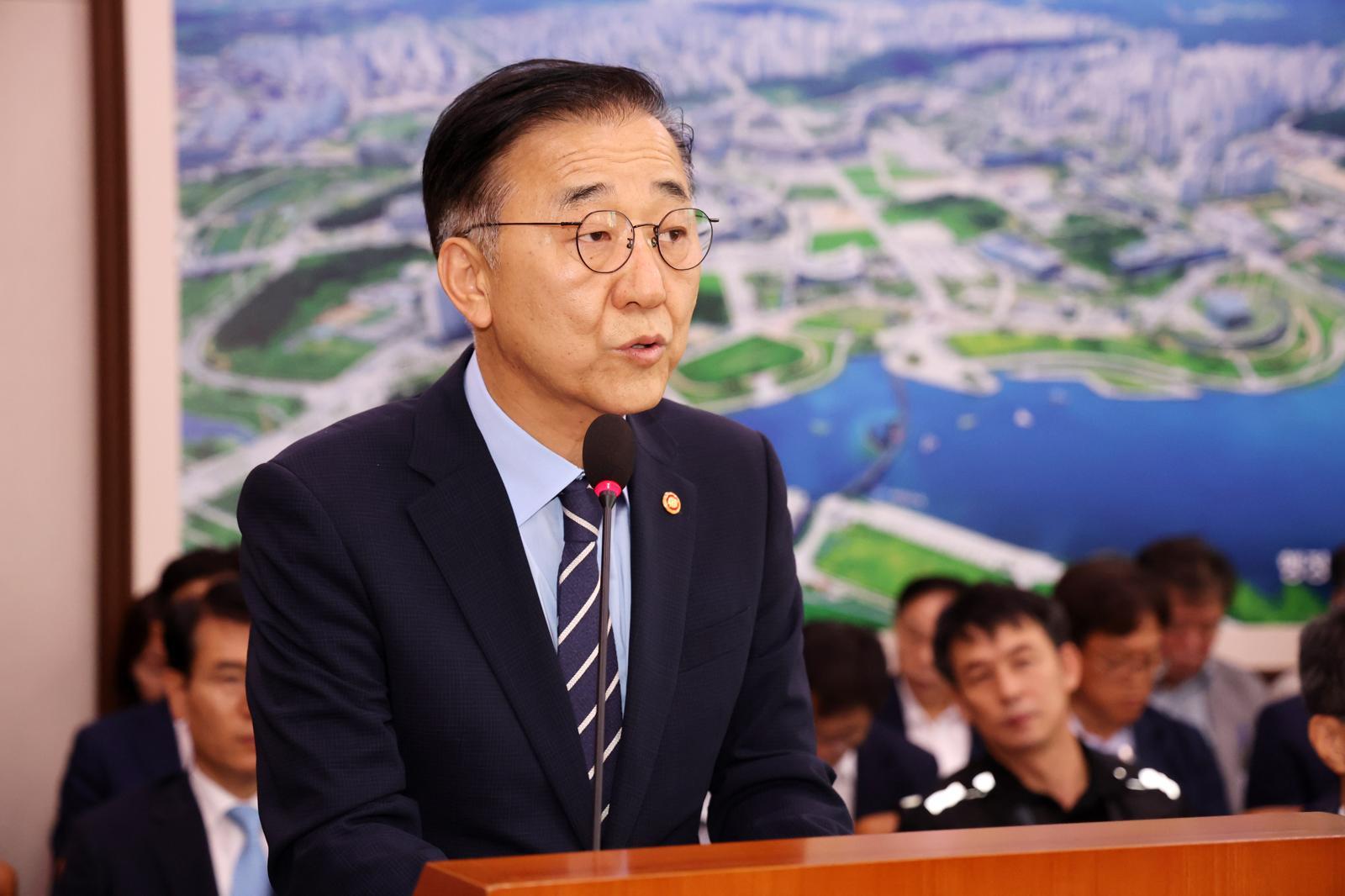 김윤덕 국토교통부 장관이 26일 오전 서울 여의도 국회 12.29여객기참사 진상규명과 피해자 및 유가족의 피해구제를 위한 특별위원회 전체회의에서 발언하고 있다. 2025.08.26 뉴시스