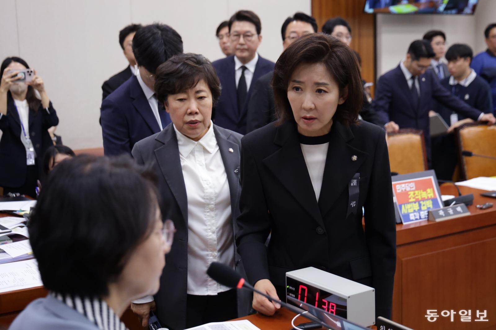 국민의힘 의원들이 13일 서울 여의도 국회에서 열린 법제사법위원회의 대법원 등에 대한 국정감사에서 추미애 법사위원장에게 조희대 대법원장 이석을 요청하며 항의하고 있다. 박형기 기자 oneshot@donga.com