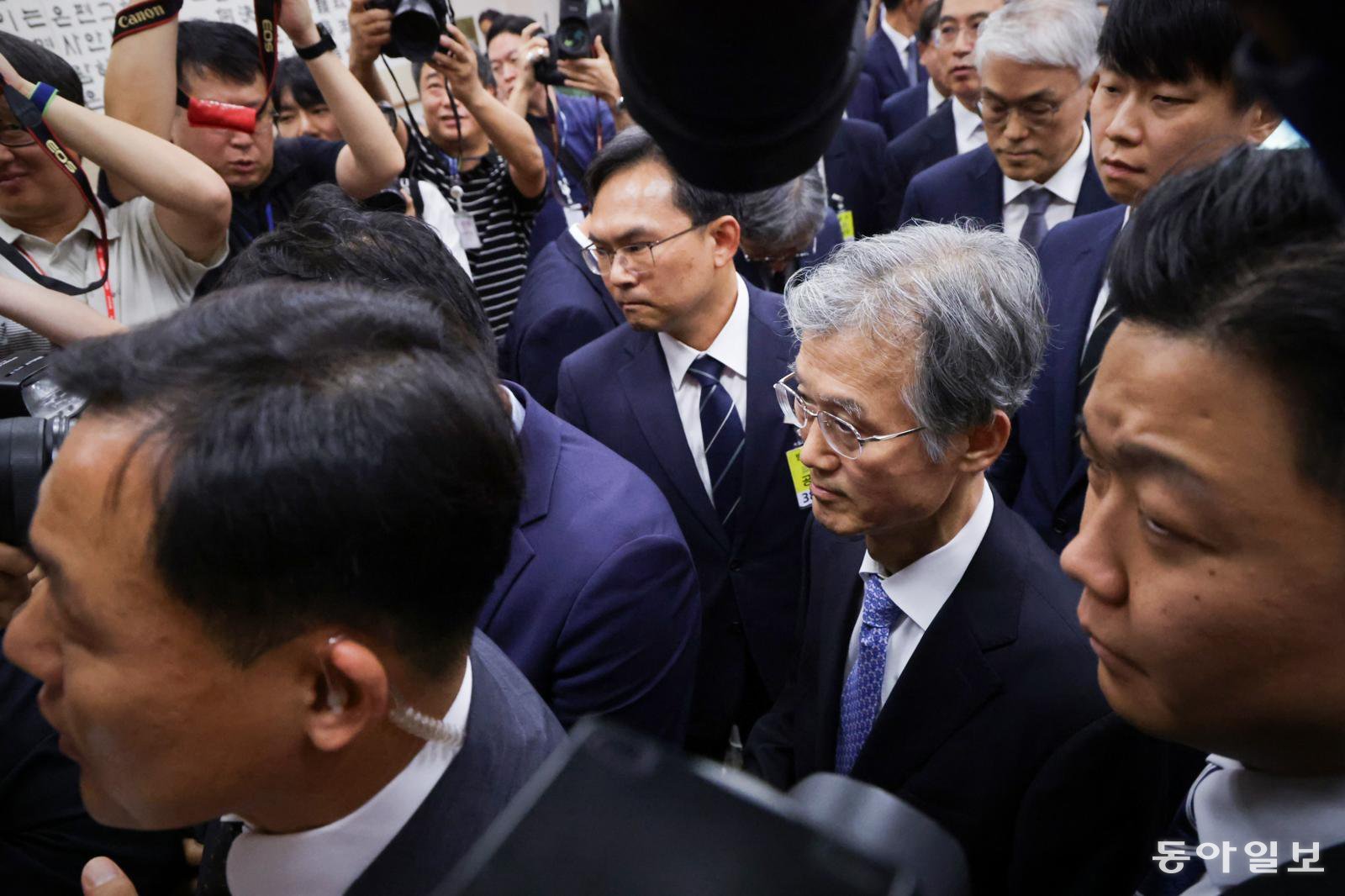 조희대 대법원장이 13일 서울 여의도 국회에서 열린 법제사법위원회의 대법원 등에 대한 국정감사에서 정회가 선언되자 회의장을 나서고 있다. 조 대법원장은 회의장을 나선 뒤 차량을 타고 국회를 나섰다. 박형기 기자 oneshot@donga.com