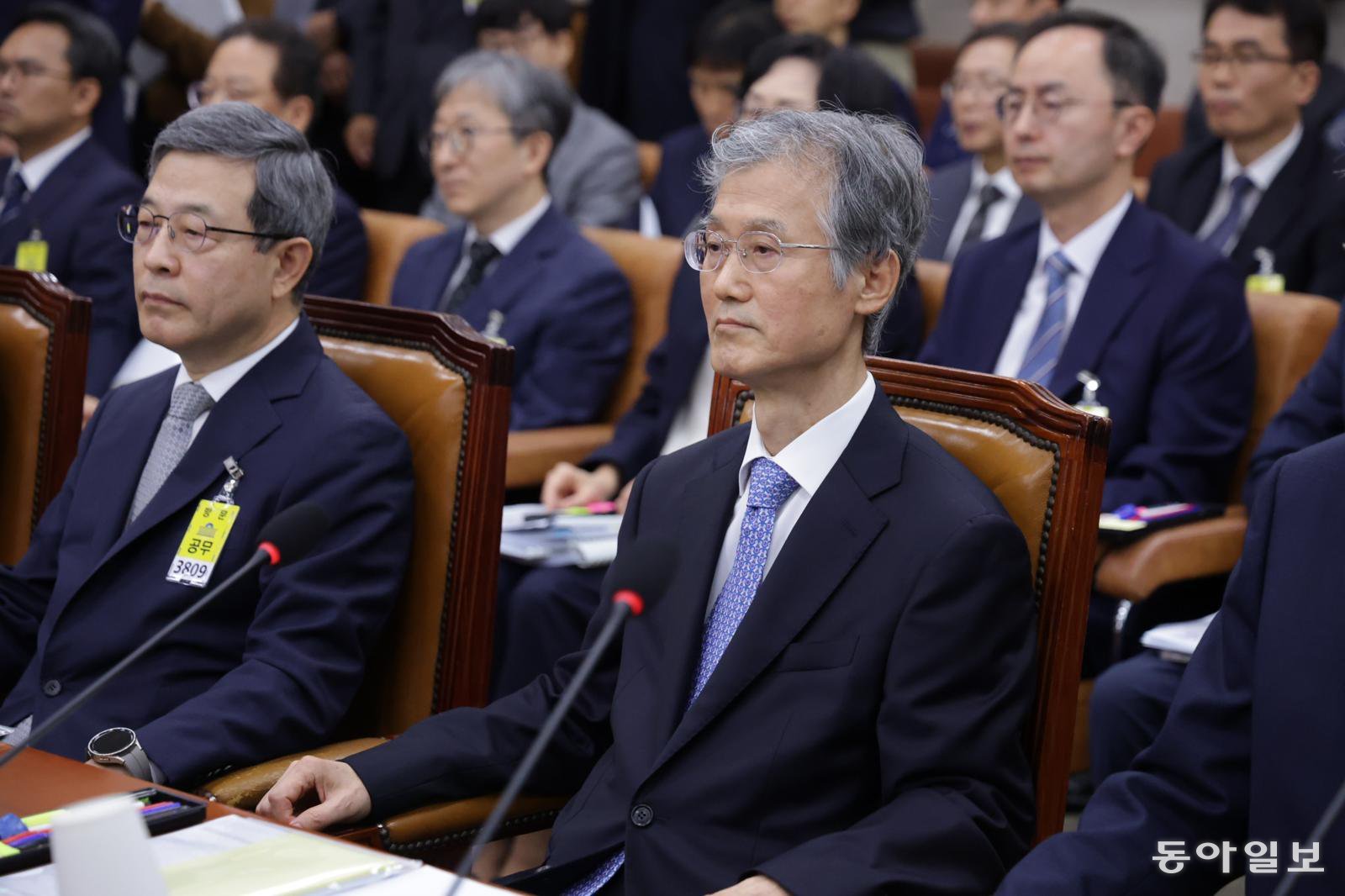 조희대 대법원장이 13일 서울 여의도 국회에서 열린 법제사법위원회의 대법원 등에 대한 국정감사에서 의원 질의를 듣고 있다. 박형기 기자 oneshot@donga.com