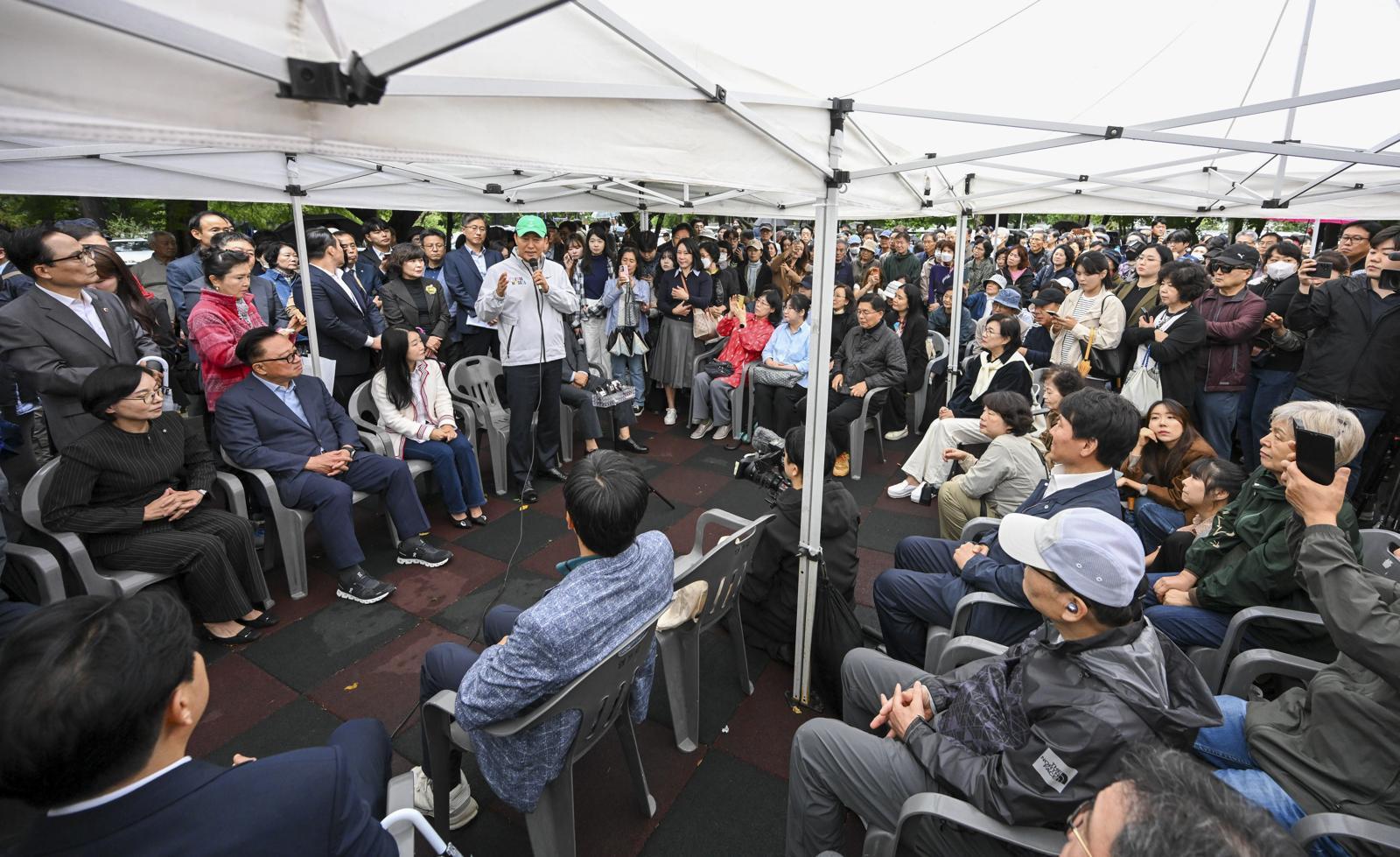 오세훈 서울시장이 13일 오전 재건축 정비계획 변경안이 통과된 서울 강남구 대치동 은마아파트를 찾아 주민 간담회를 하고 있다. (공동취재) 2025.10.13