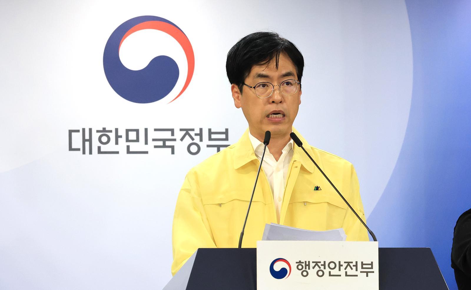 김민재 행정안전부 차관이 13일 서울 종로구 정부서울청사에서 국가정보자원관리원 행정정보시스템 화재 관련 중앙재난안전대책본부 브리핑을 하고 있다. 뉴스1