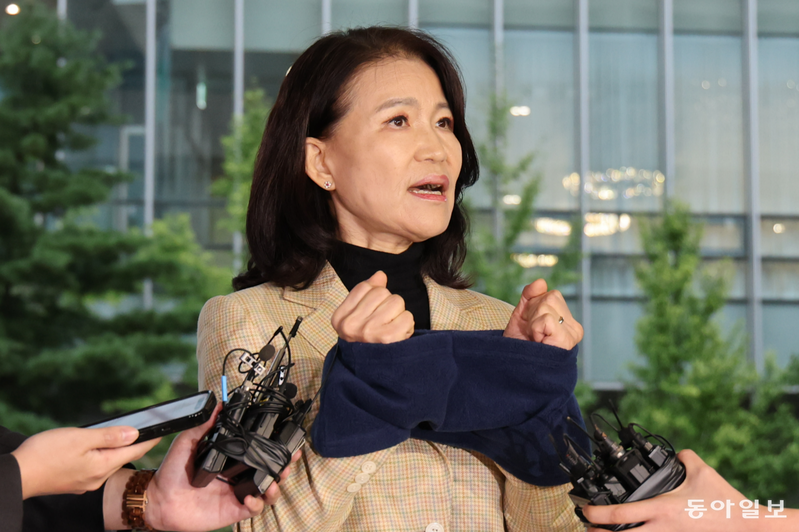 이진숙 전 방송통신위원장이 2일 공직선거법 위반 등의 혐의로 경찰에 체포돼 서울 영등포경찰소로 압송되고 있다. 홍진환 기자