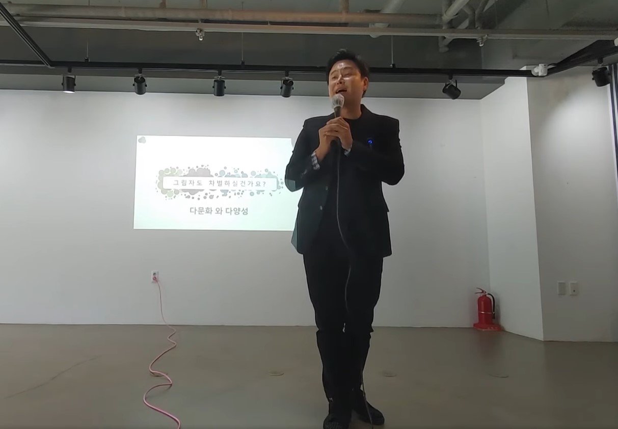 “그림자도 차별하실 건가요?”라는 제목으로 정철규 씨가 다문화 인권 강의를 하고 있다.