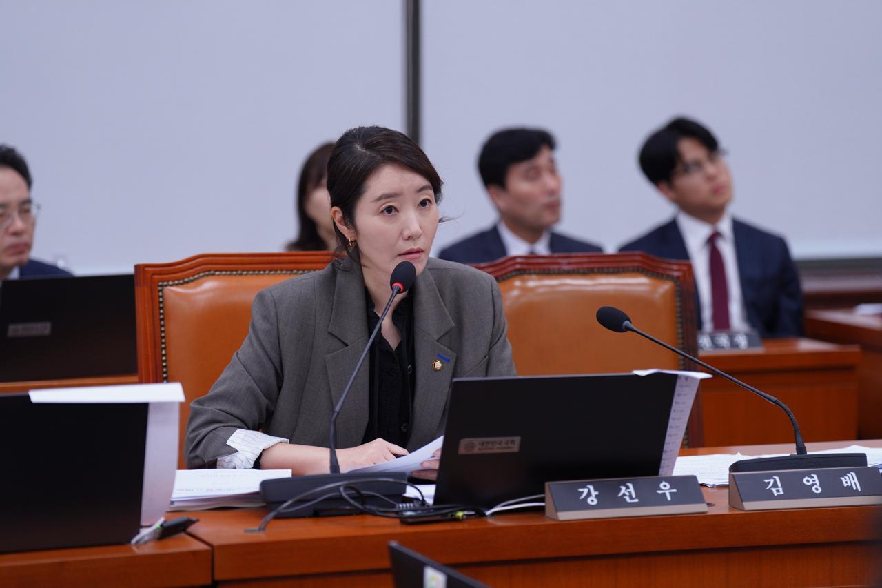 13일 더불어민주당 강선우 의원이 국회 외교통일위원회 국정감사에서 질의하고 있다.