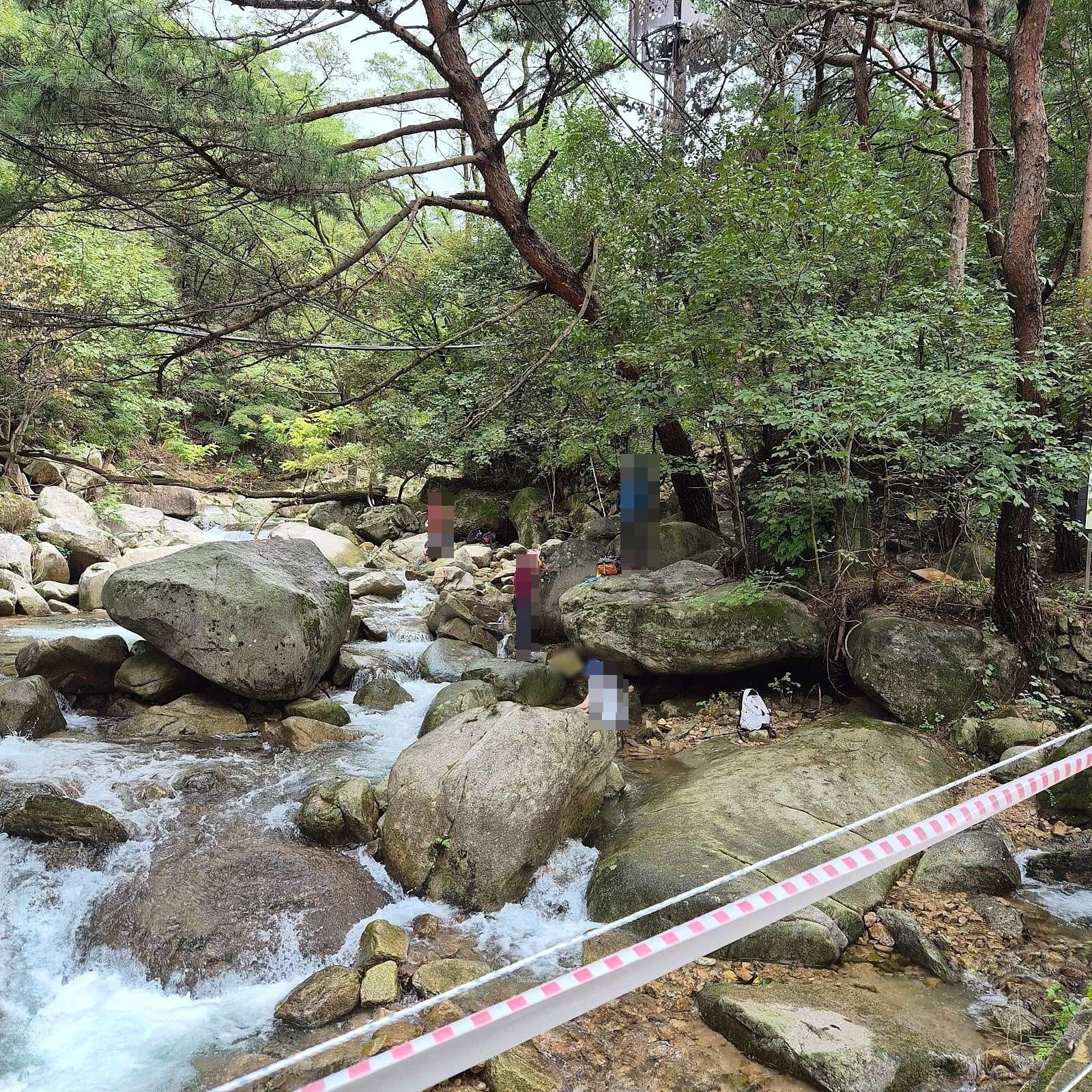 출입금지 안내선이 설치된 북한산 계곡에서 일부 등산객들이 들어가 있는 모습. [사진=보배드림]