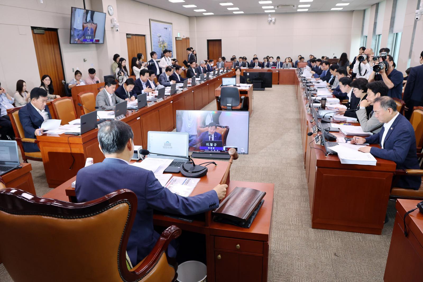 25일 오전 서울 여의도 국회 산업통상자원중소벤처기업위원회 전체 회의에서 이철규 위원장이 의사봉을 두드리고 있다. 뉴시스