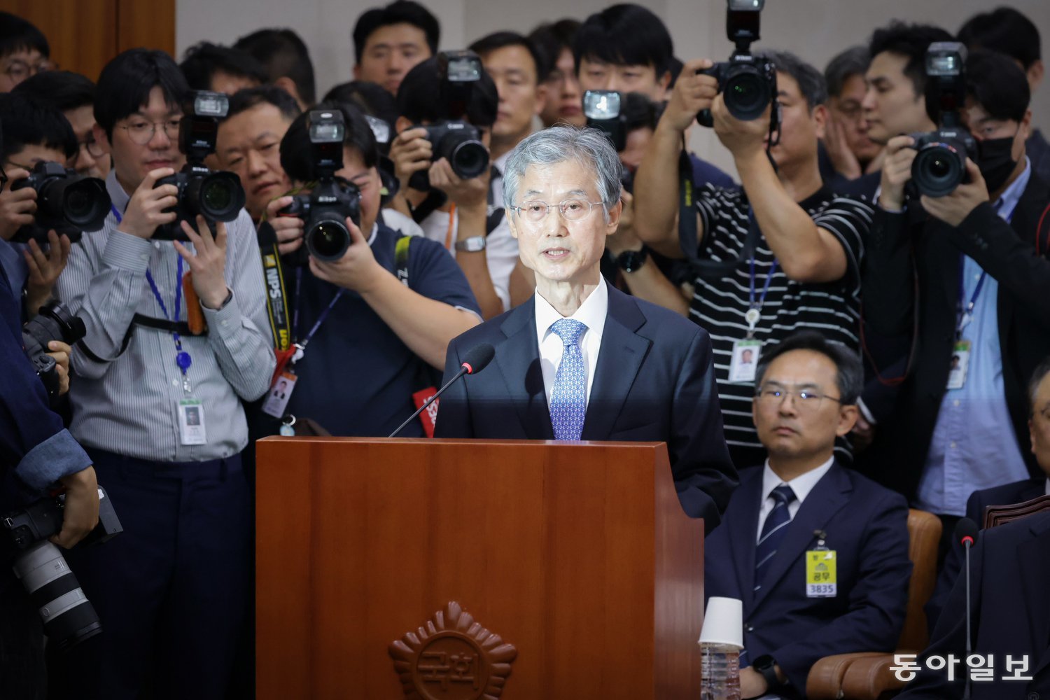 13일 조희대 대법원장이 발언대로 나와 인사말을 하고 있다. 조 대법원장은 “법치국가에서는 재판 사항에 대해 법관을 감사나 청문회 대상으로 삼아 증언대에 세운 예를 찾아보기 어렵다“고 말했다. 박형기 기자 oneshot@donga.com