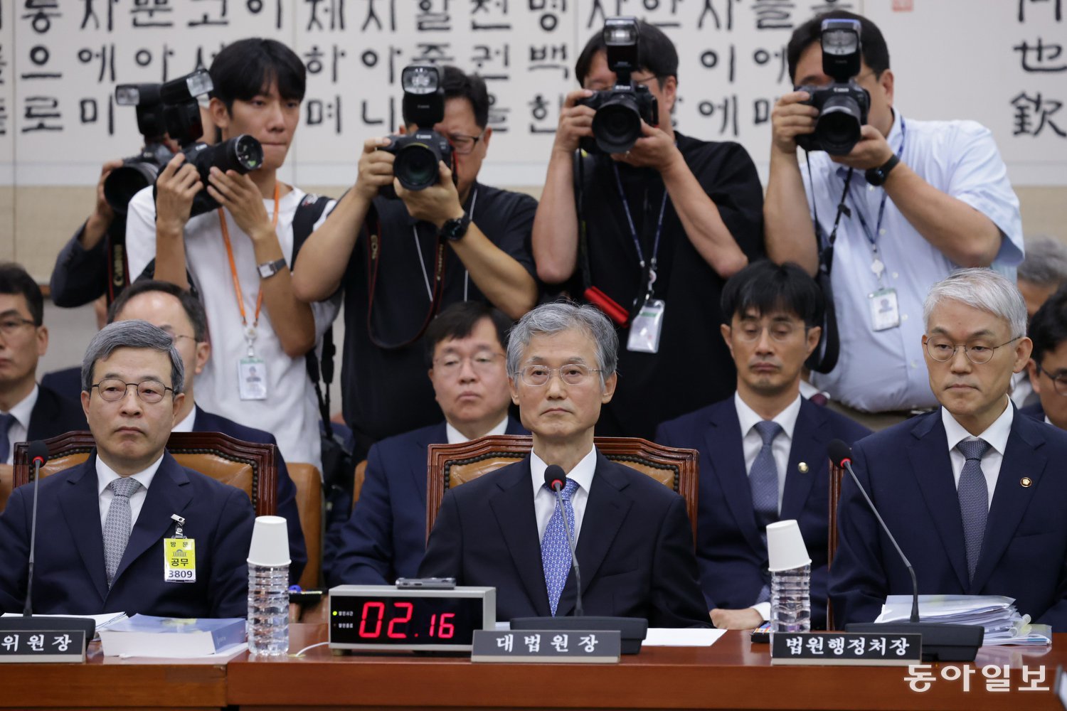 13일 조 대법원장이 자리에 앉아 의원들의 질의를 듣고 있다. 박형기 기자 oneshot@donga.com