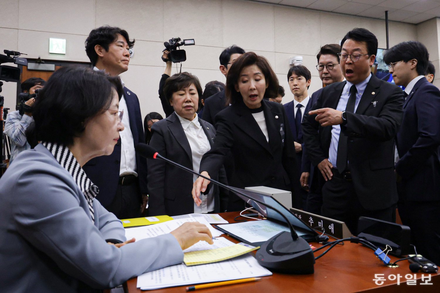 13일 국민의힘 의원들이 추미애 법사위원장을 둘러싼 채 조희대 대법원장의 이석을 요청하며 항의하고 있다. 박형기 기자 oneshot@donga.com