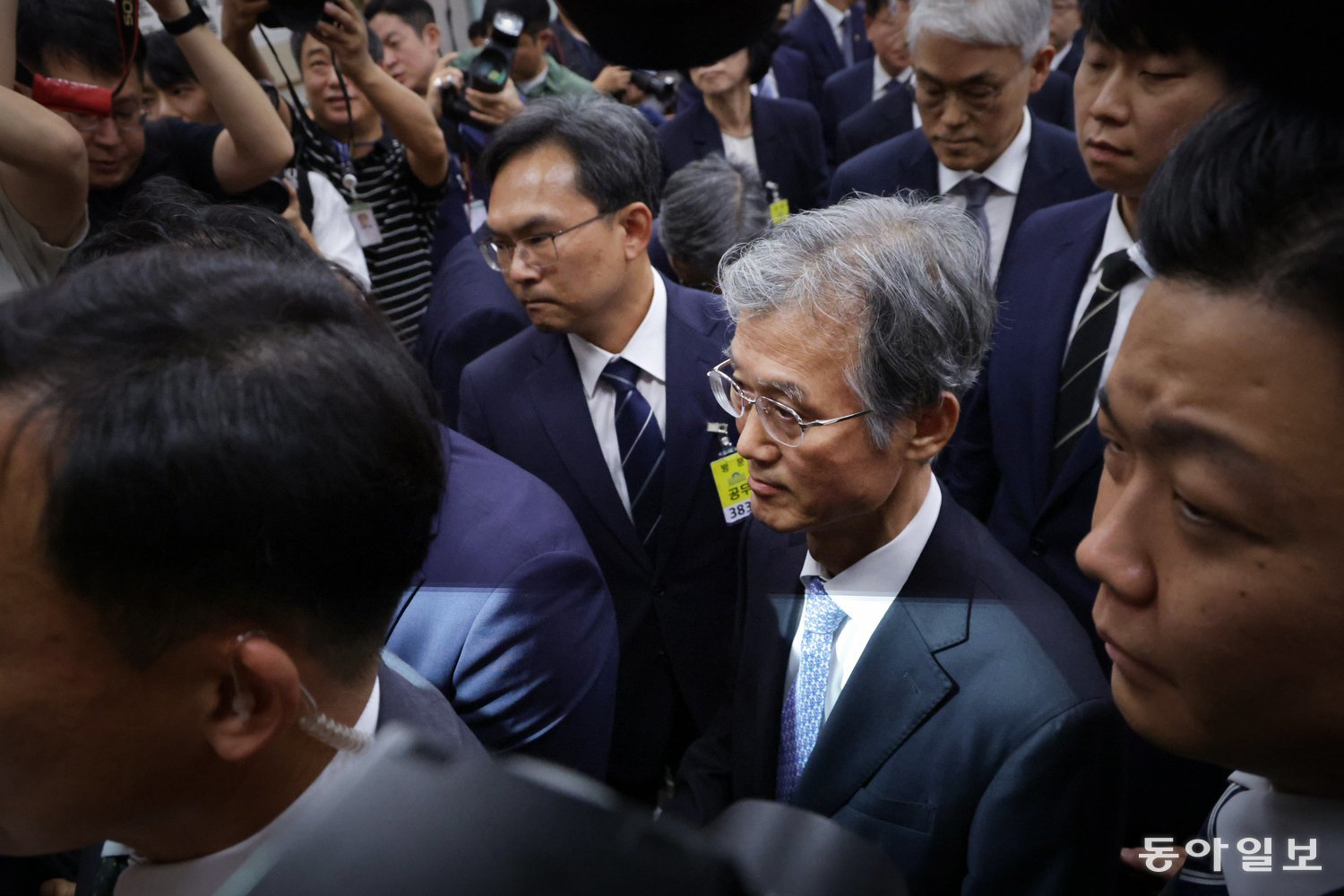 13일 조 대법원장이 법사위 국정감사 정회가 선언되자 회의장을 나서고 있다. 박형기 기자 oneshot@donga.com