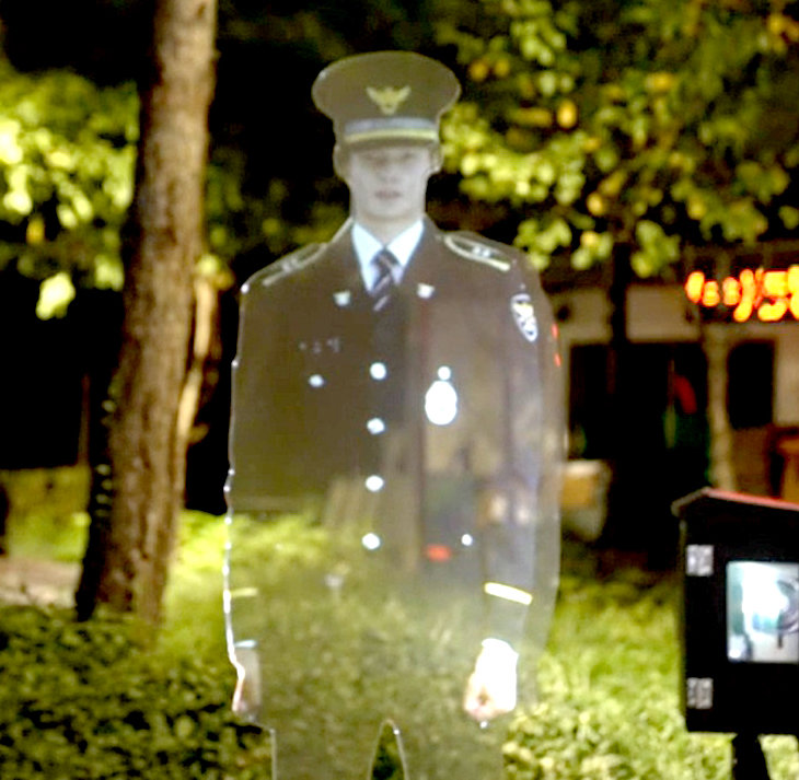 서울 중구 저동3공원에 설치된 3D 홀로그램 경찰이 작동 중인 모습. BBC 유튜브 캡처