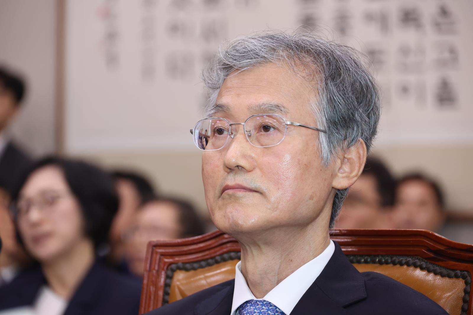 조희대 대법원장이 13일 서울 여의도 국회에서 열린 법제사법위원회의 대법원 등 국정감사에서 박균택 더불어민주당 의원 질의에 답하지 않고 있다. 뉴시스