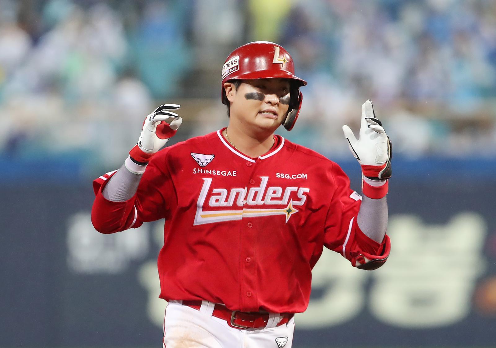 9회초 추격의 투런포로 포스트시즌 3경기 연속 홈런을 날린 SSG 고명준. 대구=뉴스1