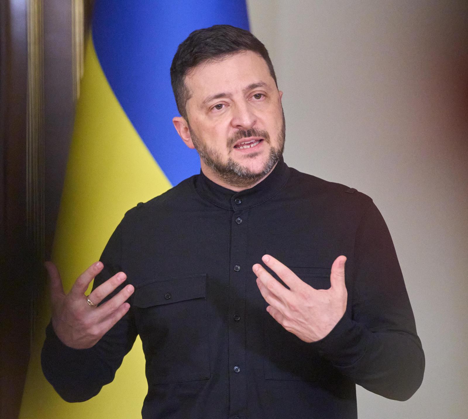 볼로디미르 젤렌스키 우크라이나 대통령이 10일 수도 키이우에서 러시아에 맞서기 위한 서방의 장거리 무기 지원 등을 호소하고 있다. 키이우=AP 뉴시스