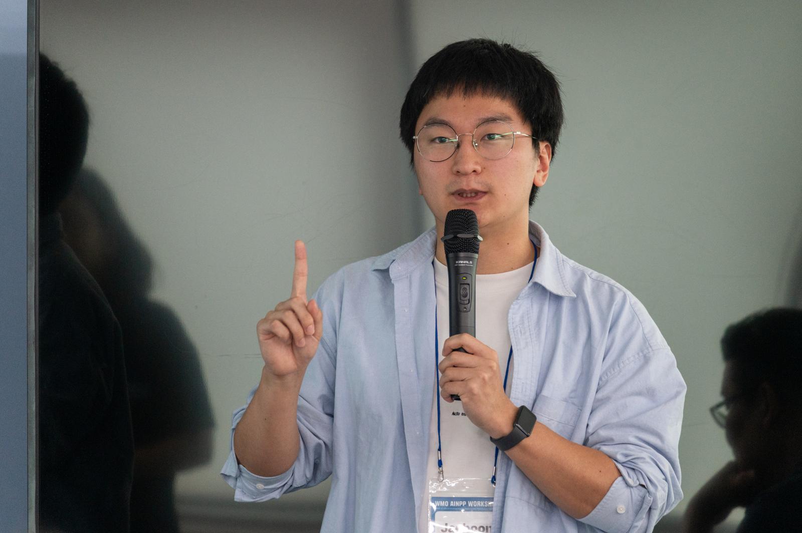 지난달 25일 제주 서귀포시 국립기상과학원에서 열린 ‘인공지능 초단기 예측 시범사업’ 워크숍에서 유재훈 KAIST 연구원이 기상청이 제작한 AI 초단기 강수 예측 모델인 ‘나우알파’를 소개하고 있다. 기상청 제공