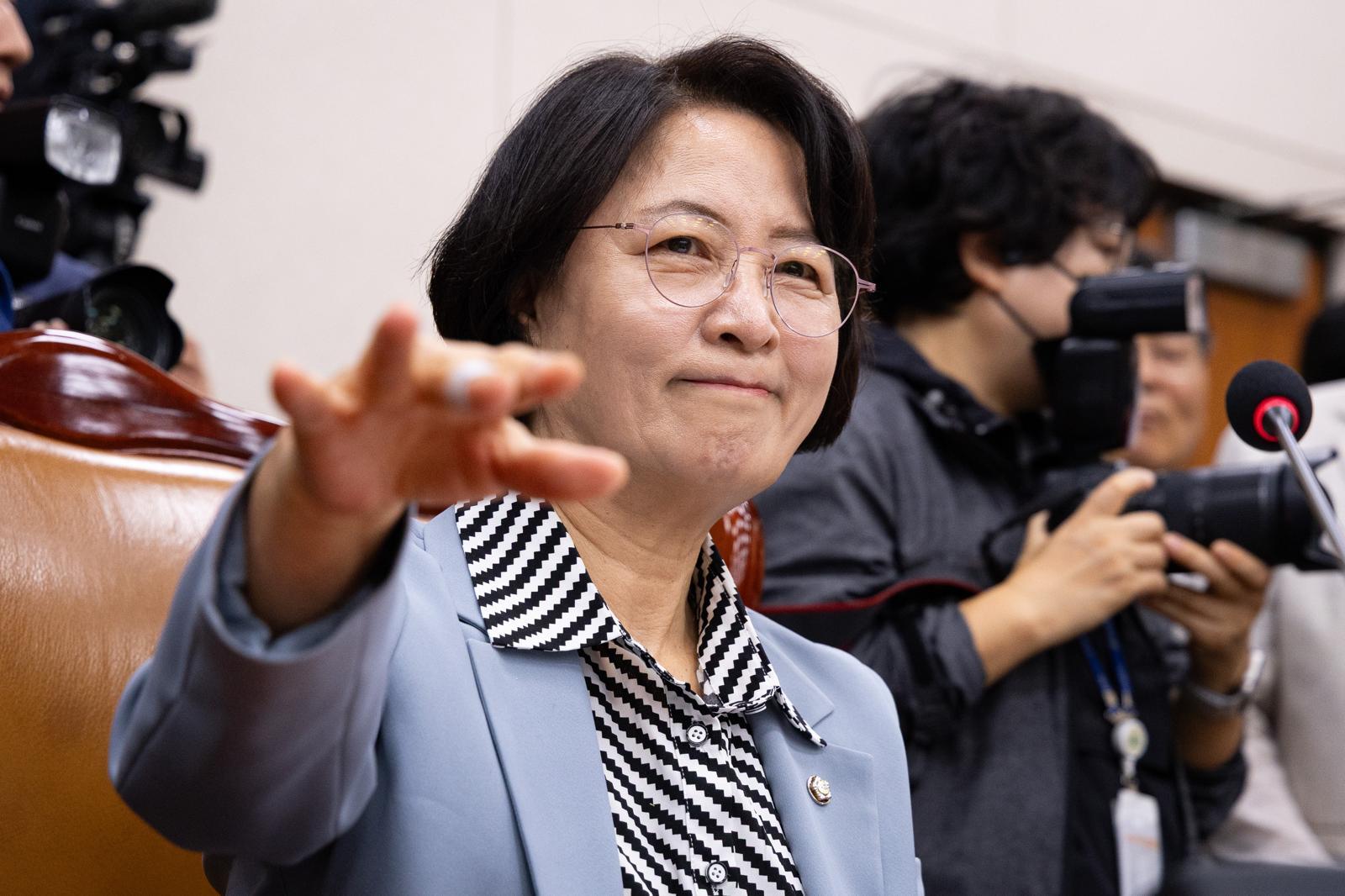 추미애 국회 법제사법위원장이 13일 서울 여의도 국회에서 열린 법제사법위원회의 대법원 등에 대한 국정감사에서 더불어민주당 의원들을 향해 국민의힘의 항의에 대한 대응을 자제해줄 것을 요청하고 있다. 2025.10.13/뉴스1