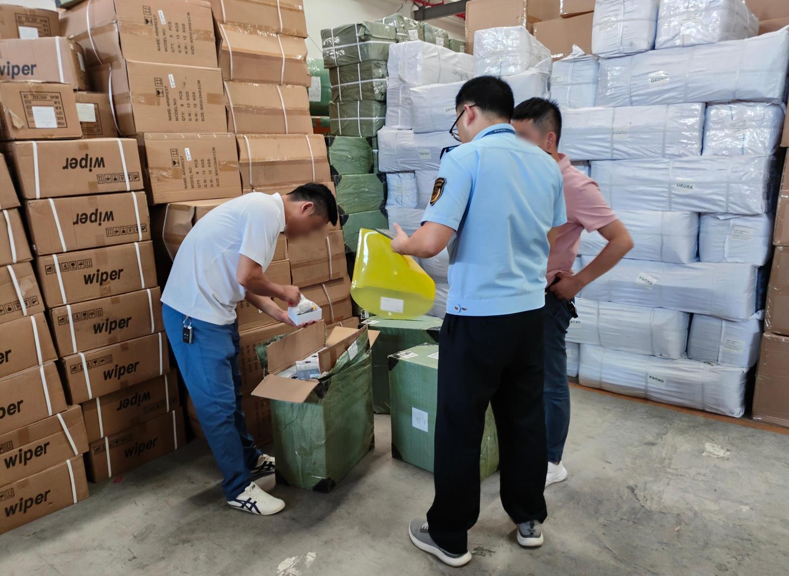 지난달 28일 중국 광둥성 포산시의 공무원들이 신생 한국 화장품 브랜드 5개의 ‘짝퉁’(위조 제품)을 제조해 보관 중이던 창고에서 위조품들을 확인하고 있다. 최근 중국 당국은 한국의 인기 신생 화장품 브랜드를 위조해 대량 생산한 현지 업체에 대한 단속을 진행했고, 총 5만6000점의 위조품을 압수했다. 관련 업체 제공