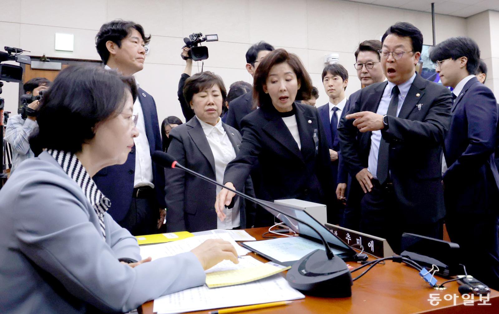 아수라장 국감 국민의힘 의원들이 13일 국회 법제사법위원회 국정감사에서 조희대 대법원장 이석을 요구하며 추미애 법사위원장(왼쪽)에게 항의하고 있다. 국민의힘 나경원 의원은 “위원장 논리대로 한다면 (이재명) 대통령도 국감에 나와야 되고 (김민석) 국무총리, (우원식) 국회의장도 나와야 된다”고 지적했다. 왼쪽부터 국민의힘 조배숙 의원, 나 의원, 신동욱 곽규택 의원. 박형기 기자 oneshot@donga.com
