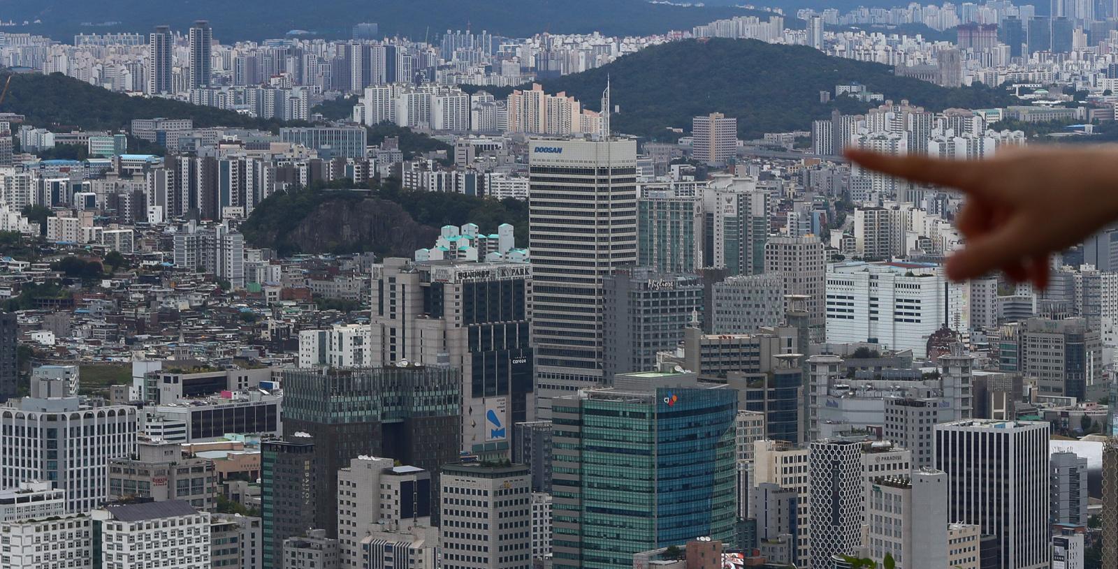 9일 서울 중구 남산에서 서울시내 아파트가 보이고 있다.  수도권과 지방 아파트 가격 격차가 약 17년 만에 가장 벌어진 것으로 밝혀졌다. 한국은행 경제통계시스템에 따르면 지난 7월 아파트 매매 실거래가격 지수는 수도권과 지방이 각각 152.0, 105.2를 기록했다. 2025.10.09. [서울=뉴시스]