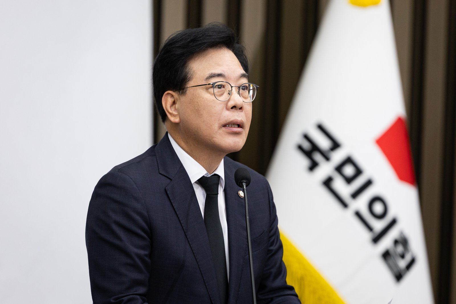 송언석 국민의힘 원내대표가 13일 서울 여의도 국회에서 열린 긴급 의원총회에서 모두 발언을 하고 있다. 2025.10.13/뉴스1