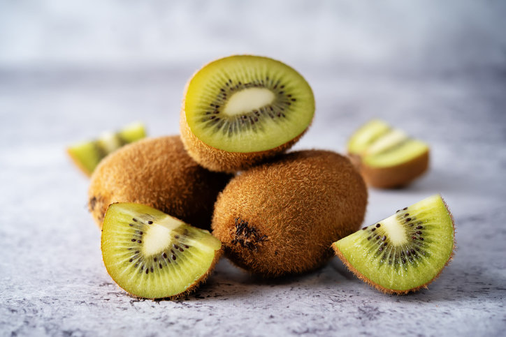 하루에 키위 3개를 먹으면 변비에 효과적일 수 있다. 사진=게티이미지코리아.