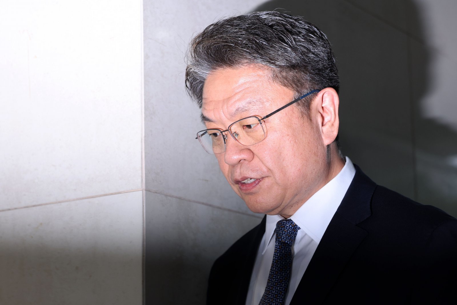 이시원 전 대통령실 공직기강비서관이 22일 오후 서울 서초구 순직해병 특검 사무실에 피의자 조사를 받기 위해 출석하고 있다. 2025.09.22 뉴시스