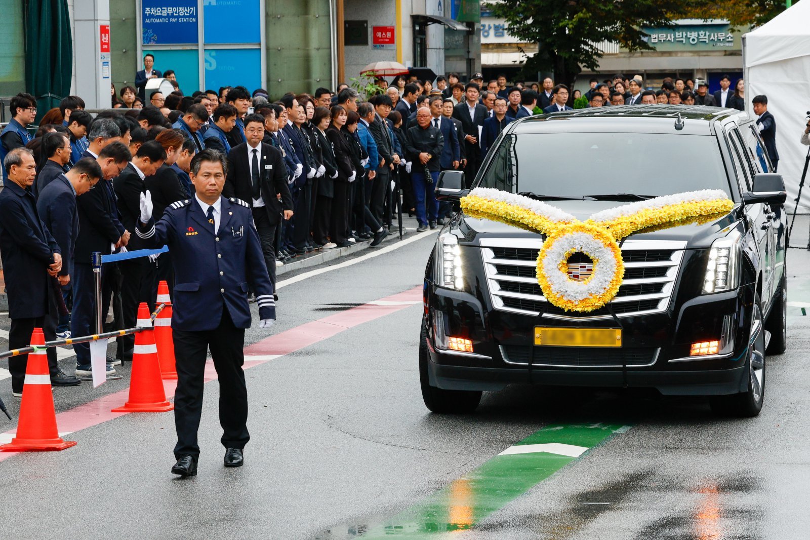 김건희 여사의 각종 의혹을 수사 중인 민중기 특별검사팀의 조사를 받은 후 숨진 양평군 단월면장의 영결식이 열린 14일 경기 양평군청에서 고인의 운구차가 이동하고 있다. 2025.10.14/뉴스1