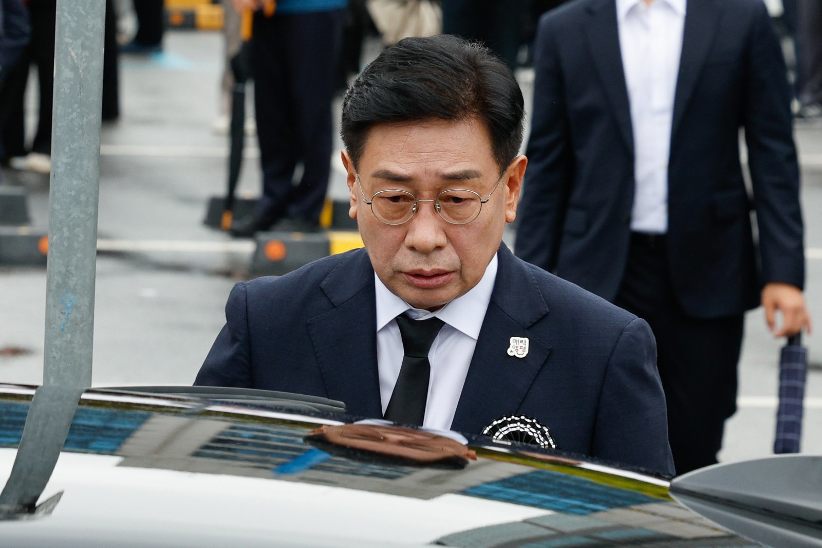 전진선 양평군수가 14일 경기 양평군청에서 김건희 여사의 각종 의혹을 수사 중인 민중기 특별검사팀의 조사를 받은 후 숨진 양평군 단월면장의 영결식을 마친 뒤 이동하고 있다. 2025.10.14/뉴스1