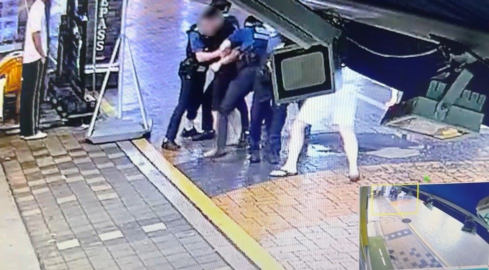 음주소란 피의자를 제압하는 경찰(대전경찰청 제공)