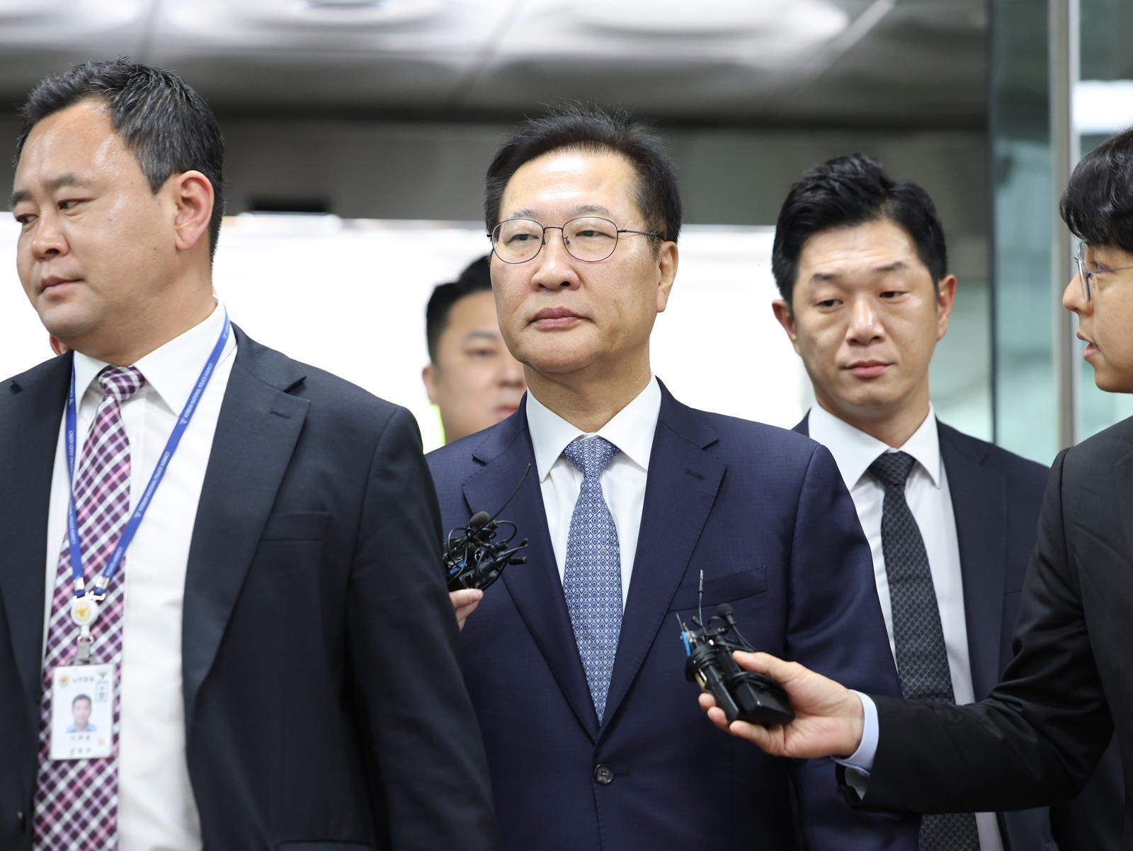 윤석열 전 대통령의 12·3 비상계엄 선포를 가담·방조한 혐의를 받는 박성재 전 법무부 장관이 14일 오전 서울 서초구 서울중앙지방법원에서 열린 구속 전 피의자 심문(영장실질심사)에 출석하고 있다. 2025.10.14 뉴시스