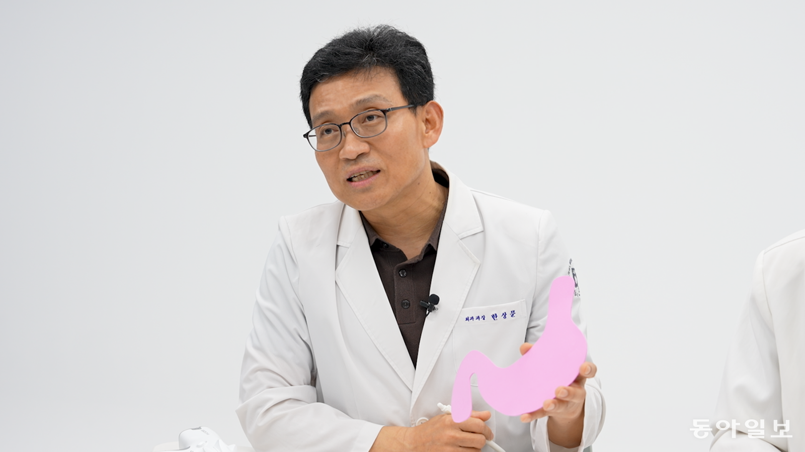 비만 수술 전문가인 한상문 서울의료원 외과 과장이 위 모형을 손에 들고 비만대사수술 방법을 설명하고 있다. 한 과장은 “만성질환 환자는 비만 수술로 당뇨병, 고혈압, 고지혈증도 함께 치료할 수 있다”고 말했다. 이진한 의학전문기자·의사 likeday@donga.com