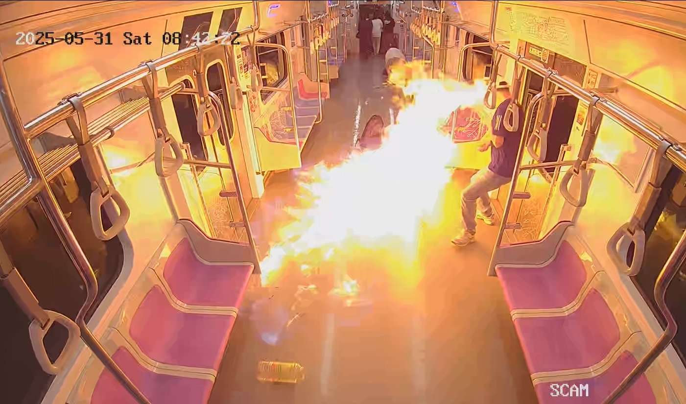 5월 31일 오전 8시 42분쯤 60대 남성 원 모 씨가 지하철 5호선 여의나루역과 마포역 간 터널 구간을 달리는 열차에 불을 지르고 있다. 서울남부지검 제공