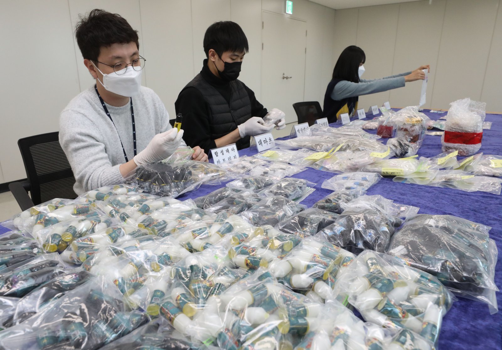 경기 수원시 영통구 수원지방검찰청 브리핑룸에서 검찰 관계자들이 10대 청소년으로부터 압수한 마약류들을 살펴보고 있다. 2023.4.7 뉴스1