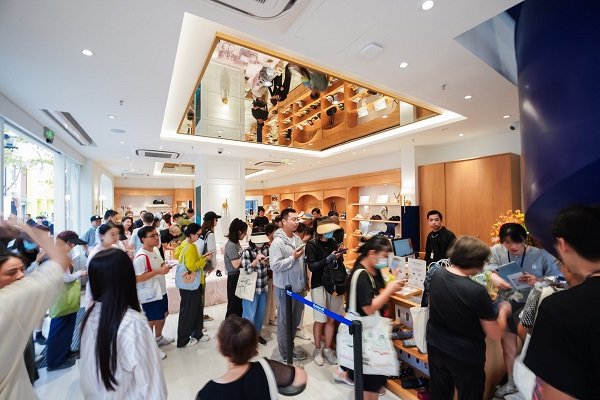 상하이 난징시루 플래그십 스토어에서 쇼핑을 하고 있는 고객들