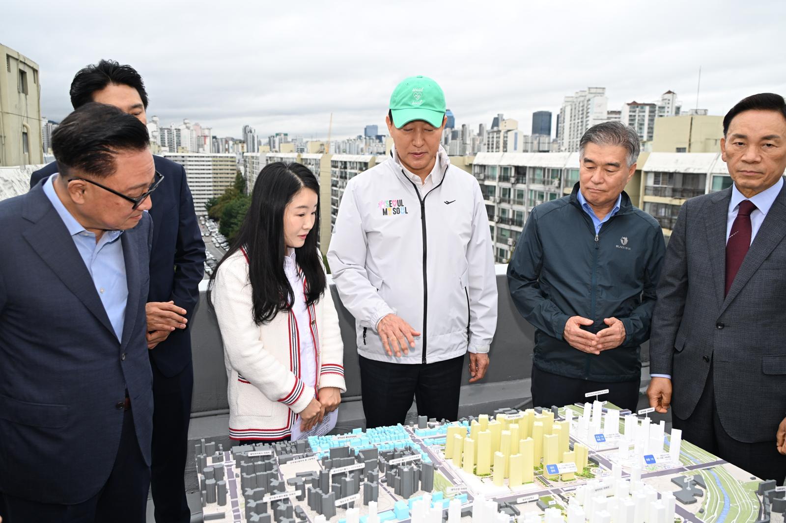 오세훈 서울시장이 13일 오전 서울 강남구 대치동 은마아파트 재건축 현장을 찾아 브리핑을 듣고 있다. 이날 서울시는 은마아파트를 49층, 5893세대 규모의 대단지로 재건축하기로 했다. 오 시장은 현장에서 노후 현황을 점검하며 “정비사업이 차질 없이 진행되도록 공정관리와 행정 지원에 최선을 다하겠다”고 말했다. 서울시 제공
